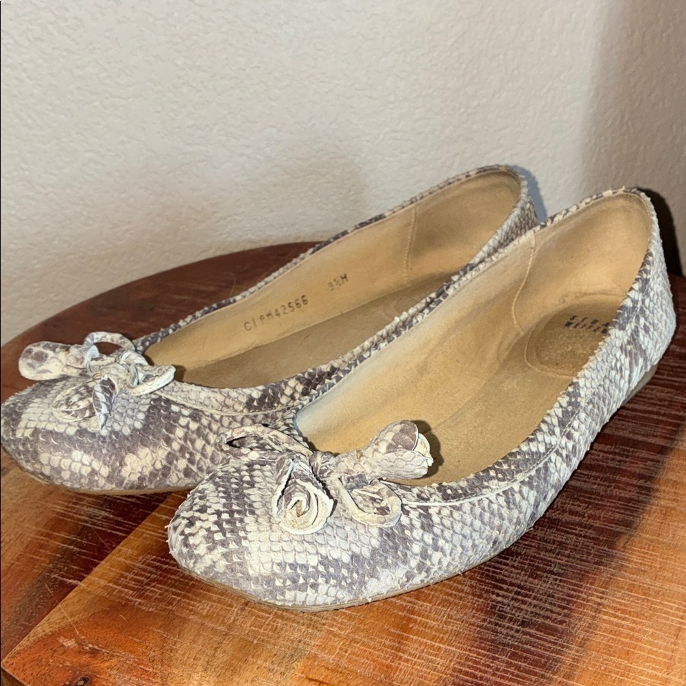 Stuart Weitzmsn Ballet Flat, Women 9.5, tan & cream Snakeskin with bow. EUC - Picture 3 of 16
